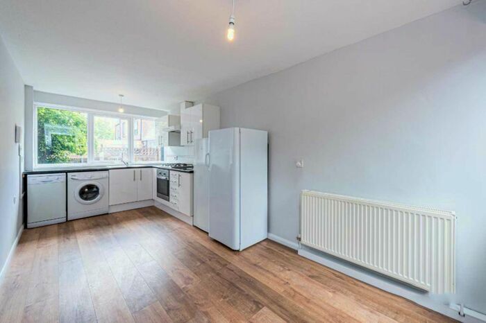 4 Bedroom Town House To Rent In Exhibition Close, White City, W12