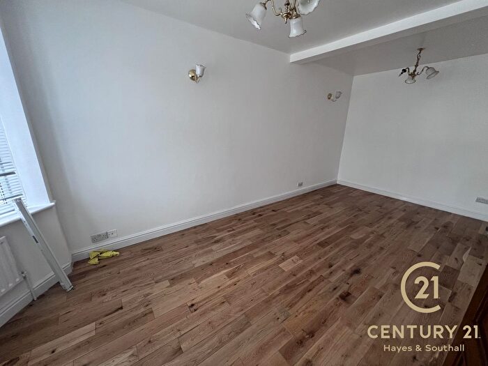 5 Bedroom End Of Terrace House To Rent In Ascot Gardens, UB1