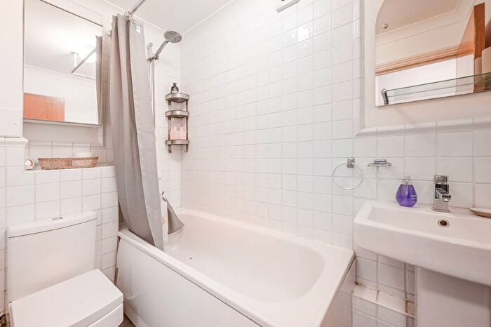 1 Bedroom Flat To Rent In Peninsula Court, Canary Wharf, London, E14