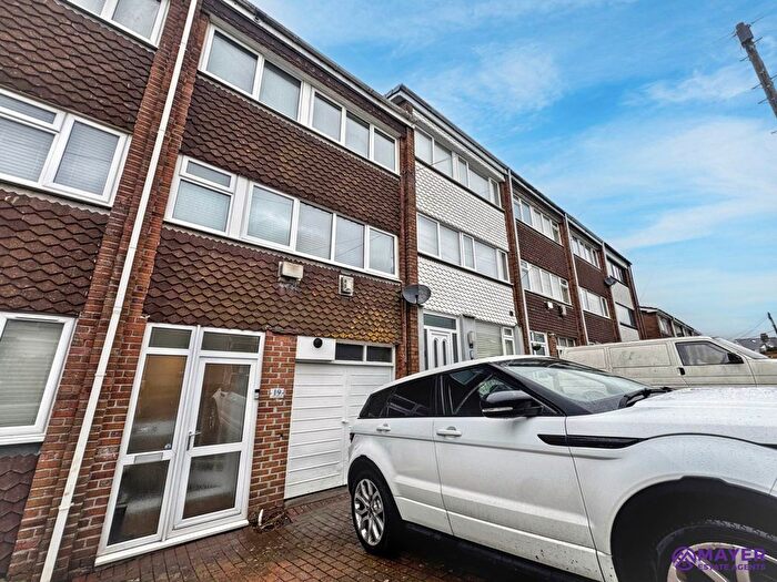3 Bedroom Town House For Sale In Endsleigh Road, Plymouth, PL9