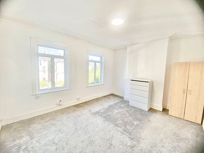 2 Bedroom Property To Rent In Victoria Road, London, NW4