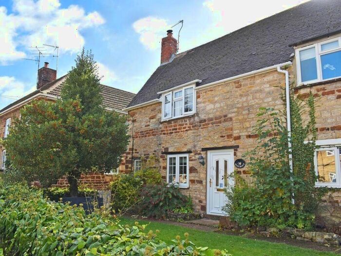 2 Bedroom Cottage For Sale In High Street, Blisworth, Northampton, NN7