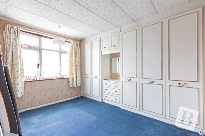 3 Bedroom End Of Terrace House For Sale In Askwith Road, Rainham, RM13