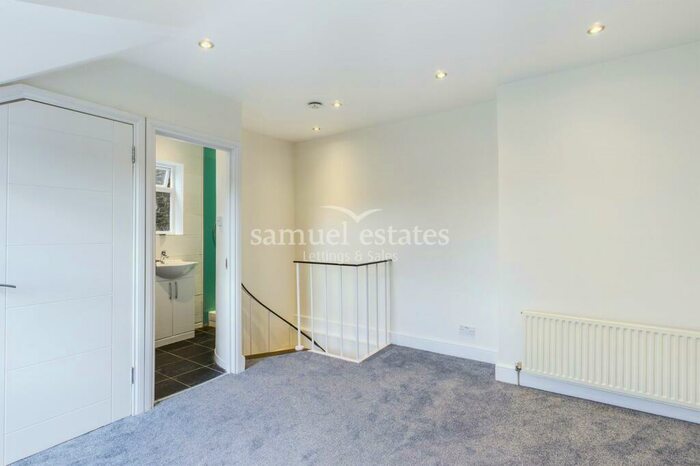 Flat To Rent In Bedford Hill, London, SW12