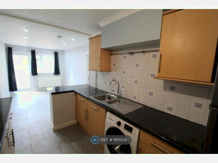 6 Bedroom Semi-Detached House To Rent In The Chase, Guildford, GU2