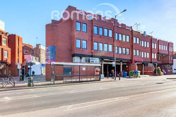 3 Bedroom Flat To Rent In Queen Annes Court, Peascod Street, Windsor, SL4