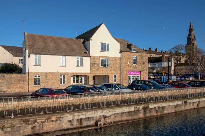 3 Bedroom Town House To Rent In Bath Row, Stamford, PE9