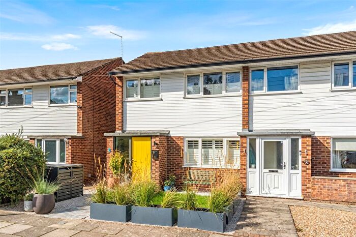 3 Bedroom End Terrace House For Sale In Station Close, Hampton, TW12