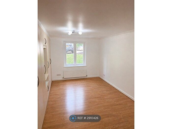 2 Bedroom Flat To Rent In Woodside Grange, London, N12