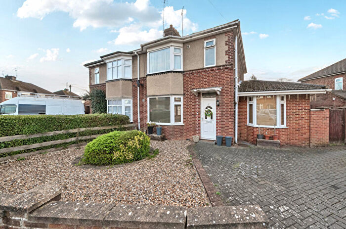3 Bedroom Semi Detached House For Sale In Douglas Crescent, Houghton Regis, Dunstable, LU5