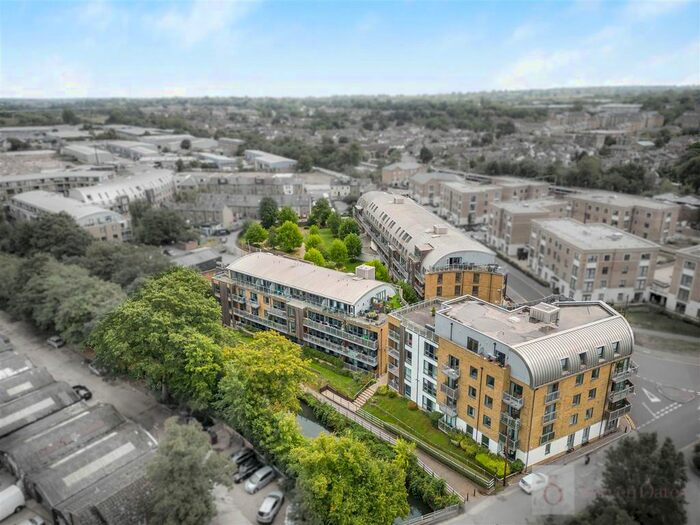 2 Bedroom Flat For Sale In Mead Lane, Hertford, SG13