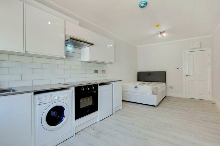 Apartment To Rent In Golders Green Road, London, NW11