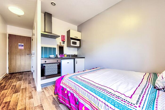 Studio To Rent In Central House, G1