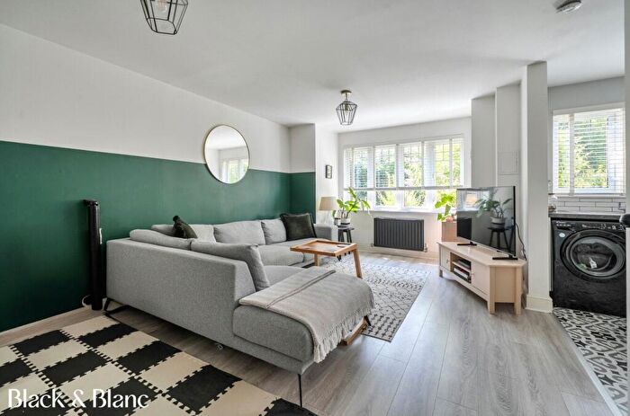 2 Bedroom Apartment For Sale In Seddings Court, Springfield Gardens, West Wickham, BR4
