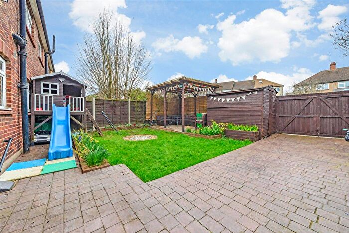 2 Bedroom Maisonette For Sale In Avon Close, Gravesend, Kent, DA12