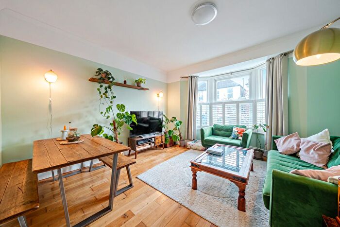 2 Bedroom Flat For Sale In Lyveden Road, London, SW17