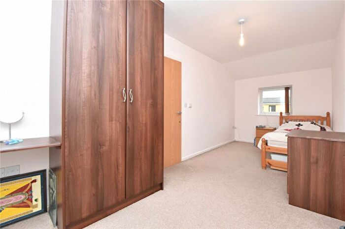 5 Bedroom Link Detached House For Sale In Waterstone Way, Greenhithe, Kent, DA9