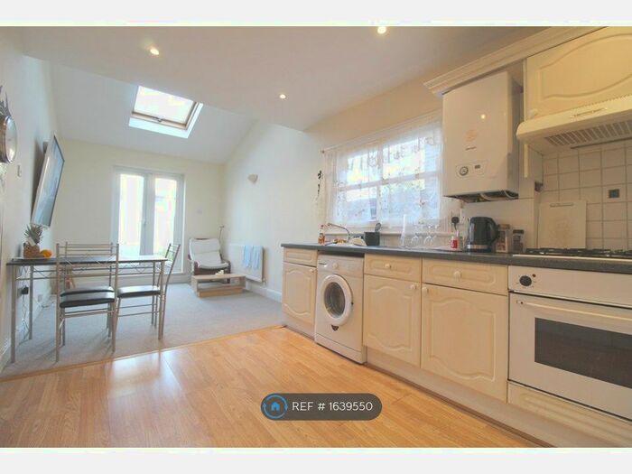 2 Bedroom Flat To Rent In Himley Road, Tooting, SW17