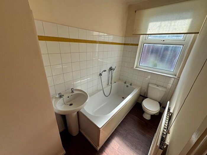 2 Bedroom Flat To Rent In Cross Green Avenue, Cross Green, Leeds, LS9