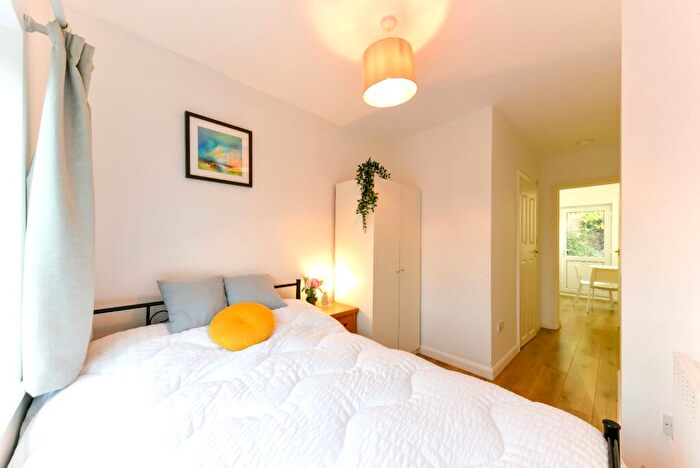 Studio To Rent In Downsway, South Croydon, CR2