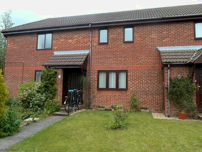 2 Bedroom Flat To Rent In Balmoral Way, Petersfield, GU32