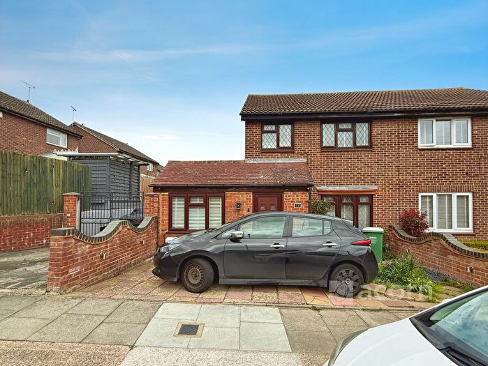 4 Bedroom Semi Detached House To Rent In Wyatt Road, Crayford, Dartford, DA1