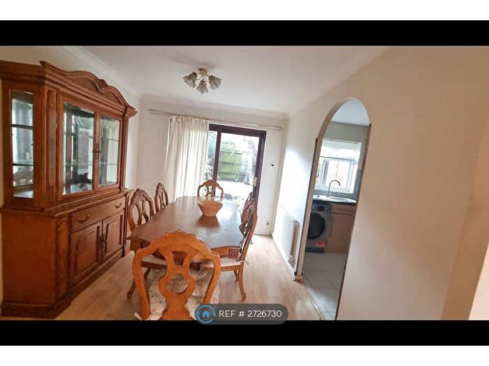 3 Bedroom Semi-detached House To Rent In Gables Close, London, SE12