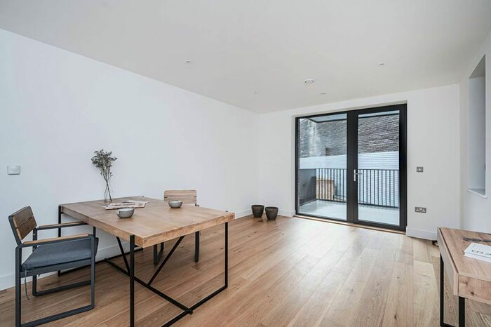 3 Bedroom Flat To Rent In Wild Flower Garden, Hackney Wick, London, E3