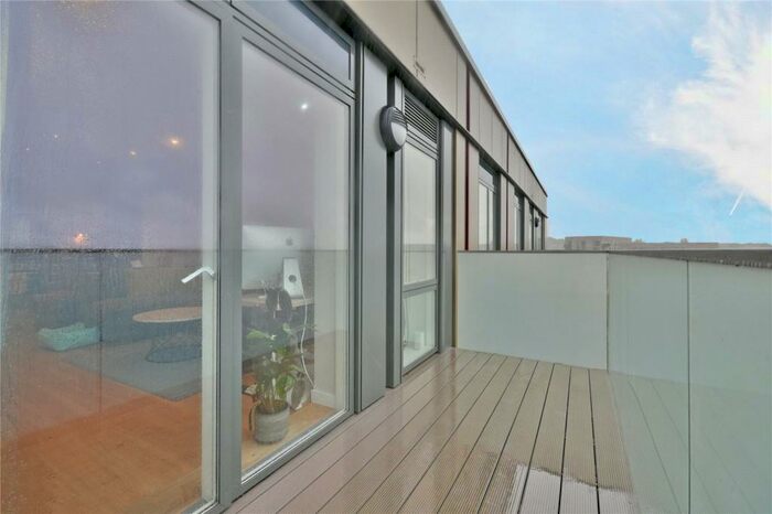 2 Bedroom Flat To Rent In Lakeside Drive, Park Royal, NW10