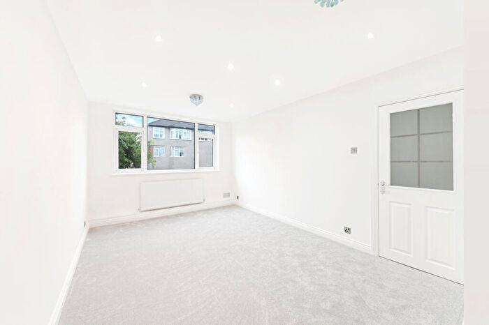 2 Bedroom Maisonette For Sale In Florence Avenue, Morden, SM4