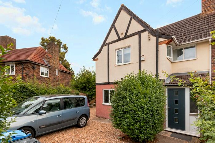 3 Bedroom Semi-Detached House To Rent In Haynt Walk, London, SW20