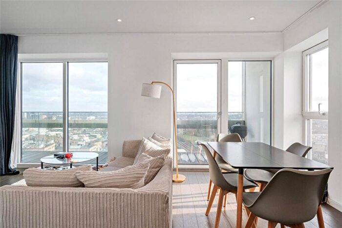 2 Bedroom Apartment For Sale In York Way, London, N7