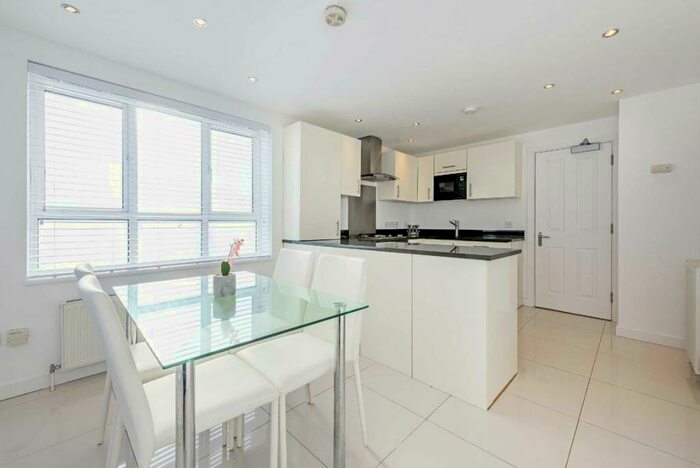 2 Bedroom Flat To Rent In Colney Hatch Lane, London, N10