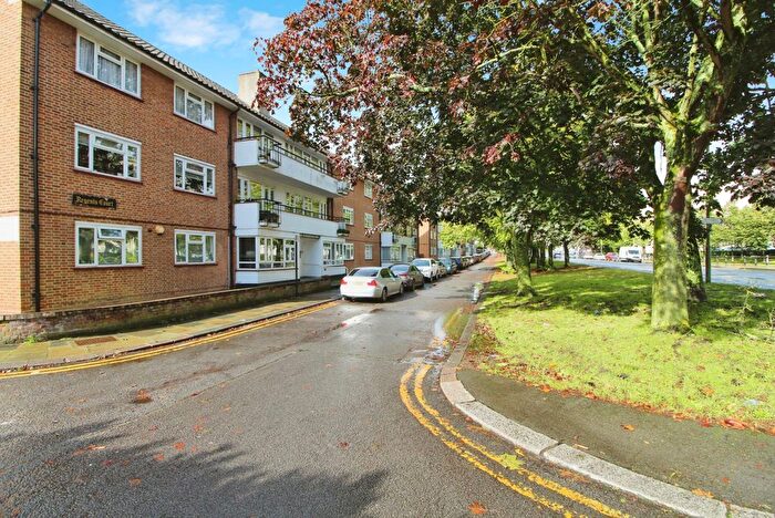 2 Bedroom Flat To Rent In Regents Court, Stonegrove, Edgware, HA8