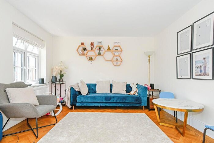4 Bedroom End Of Terrace House For Sale In Homington Terrace, Swindon, SN3