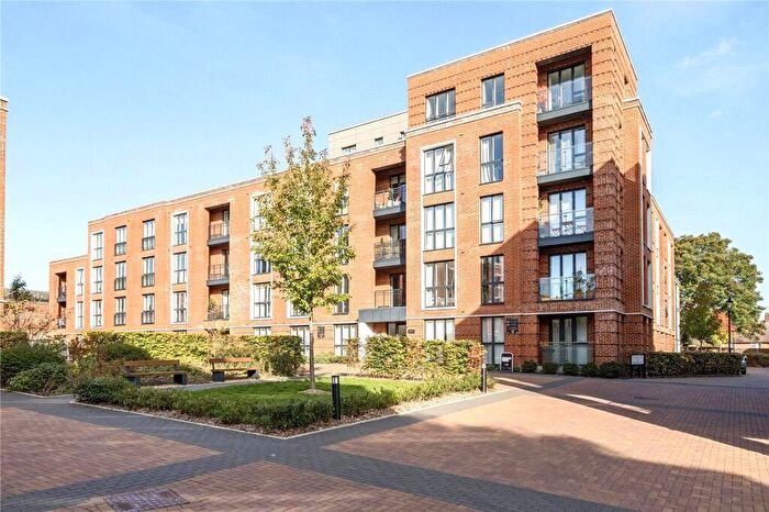 2 Bedroom Apartment For Sale In Fellowes Rise, Winchester, Hampshire, SO22