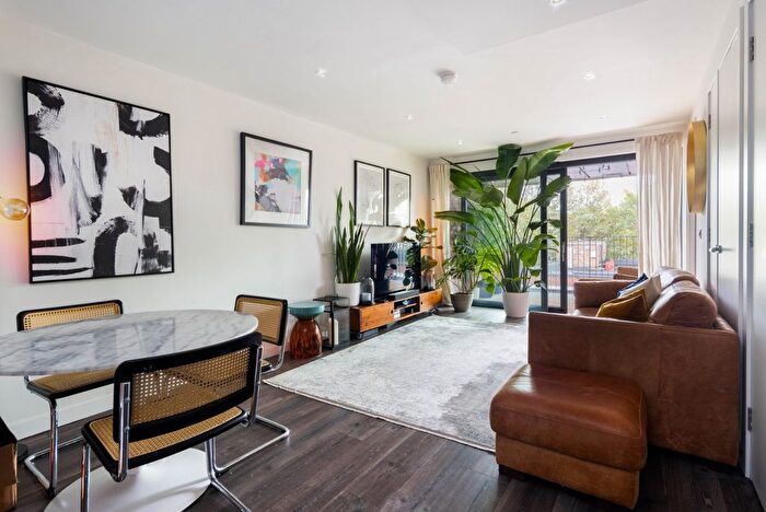 2 Bedroom Flat For Sale In Wallis Road, Hackney Wick, London, E9