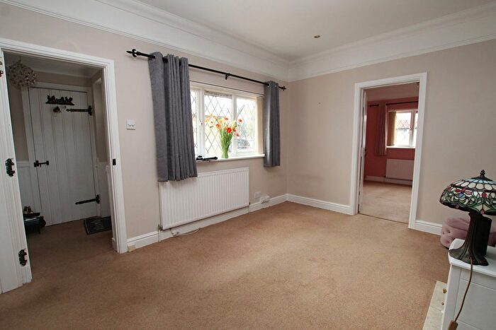 2 Bedroom Semi-detached Bungalow For Sale In Sheep Walk, Shepperton, TW17