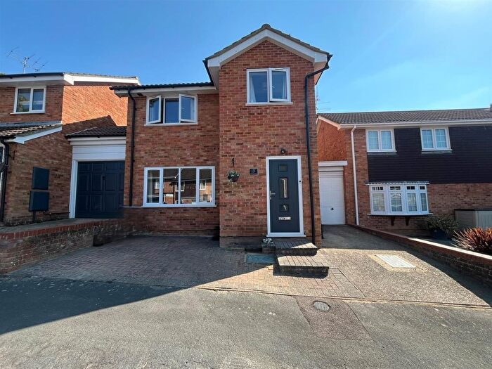 4 Bedroom Detached House For Sale In Oldbury Close, Frimley, Camberley, GU16