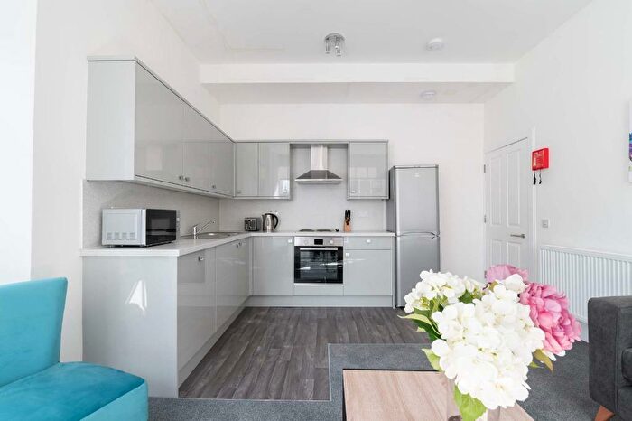 3 Bedroom Flat To Rent In South Bridge, Old Town, Edinburgh, EH1