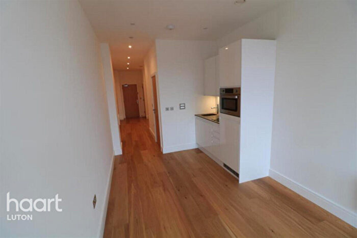 1 Bedroom Flat To Rent In Flowers Way, Luton, LU1