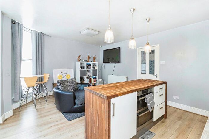 2 Bedroom Flat For Sale In Hele Road, Torquay, TQ2