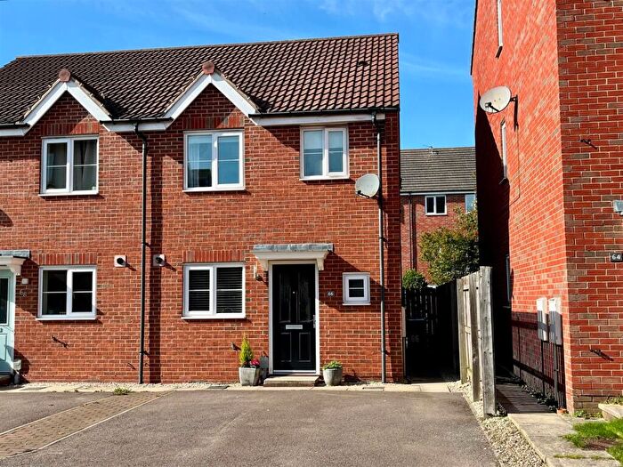 3 Bedroom Semi-Detached House For Sale In Kingscroft Drive, Welton, Brough, HU15