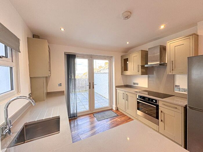 2 Bedroom Flat For Sale In Heavitree Road, Plumstead, London, SE18