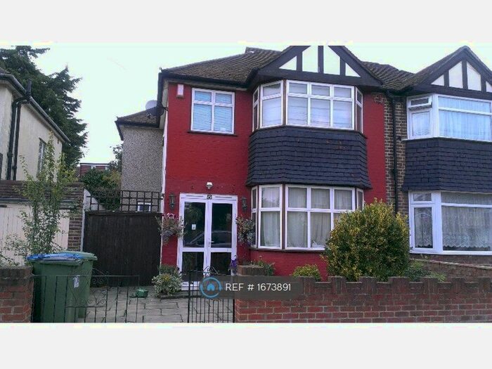 3 Bedroom Semi-Detached House To Rent In Brookdene Road, London, SE18