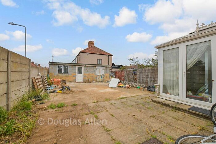 3 Bedroom End Of Terrace House For Sale In Gordon Road, Ilford, Essex, IG1
