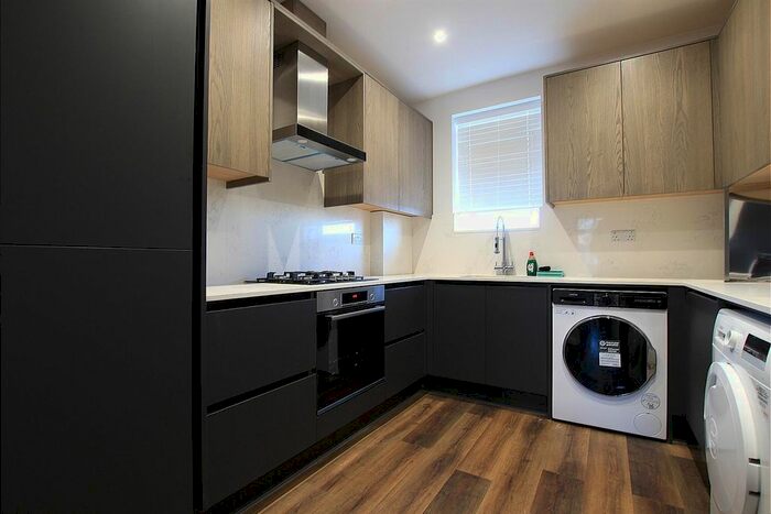 3 Bedroom Flat To Rent In Long Lane, Hillingdon, Uxbridge, UB10