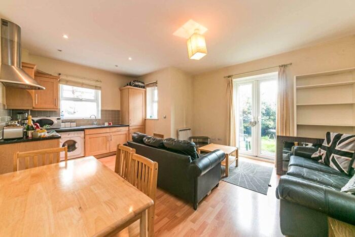 2 Bedroom Flat To Rent In Woodside Road, Wimbledon, SW19
