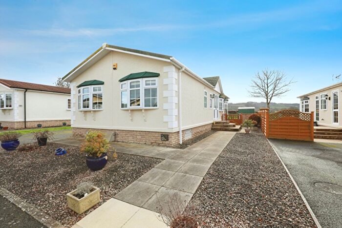 2 Bedroom Bungalow For Sale In Overbury Way, Broadway, Worcestershire, WR12