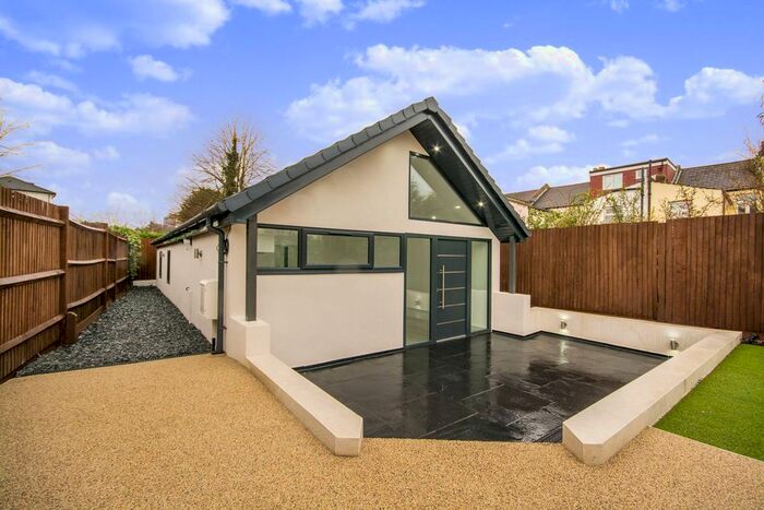 2 Bedroom Bungalow For Sale In Morland Road, Croydon, CR0